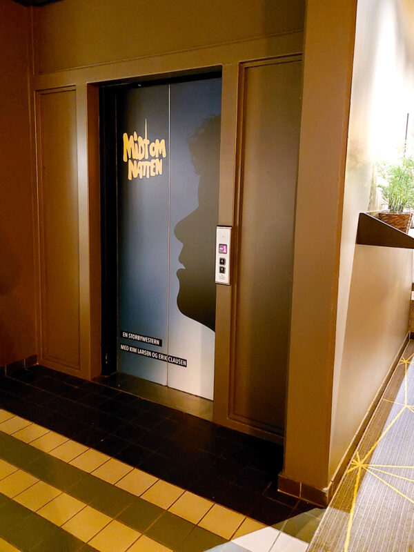 Fototapet som udsmykning på elevatordøre i nordisk film biograf