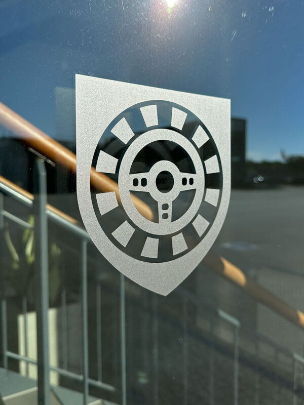 Vinduesfoliering med logo på glas hos selected car group