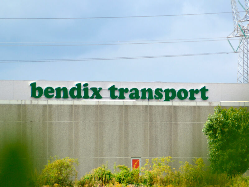 Facadeskilt på bygningen hos Bendix Transport