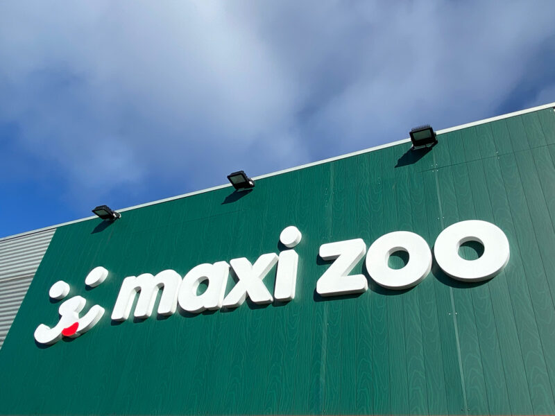 Facadeskilt på grøn baggrund på maxi zoo butik
