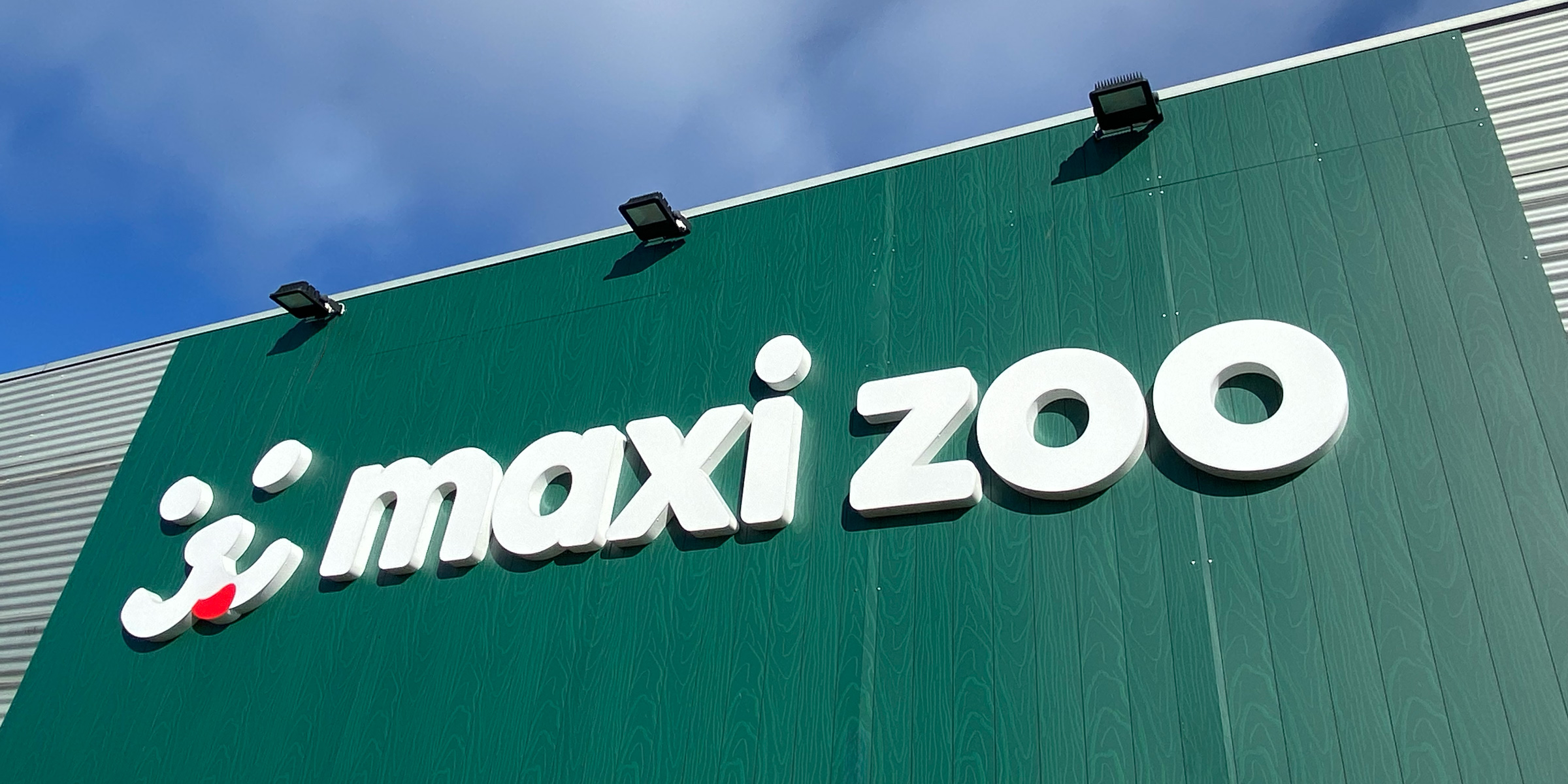 Facadeskilt på grøn baggrund på maxi zoo butik