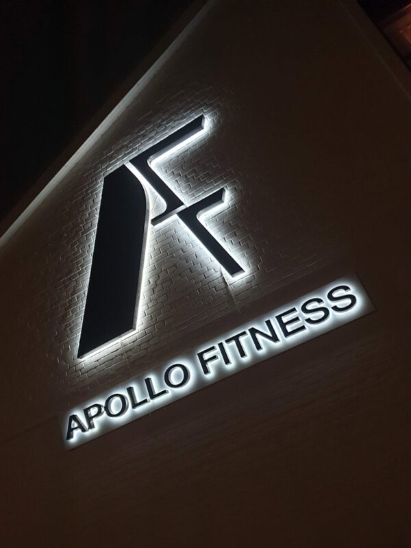 Facadeskilt som lysskilt på væggen hos Apollo Fitness
