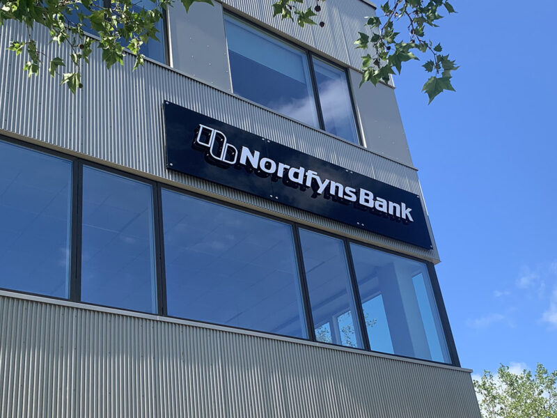 Facadeskilt på Nordfyns Bank