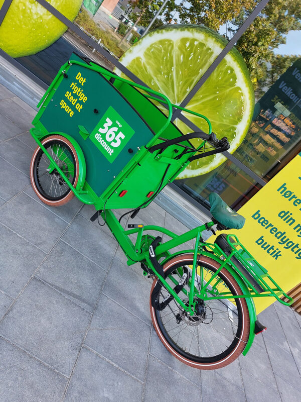 Grøn coop cykel med folie monteret på kassen