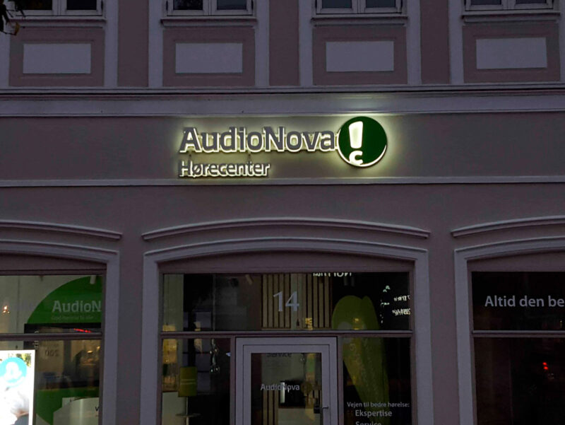 lysskilt som facadeskilt hos audio nova butik