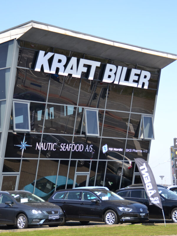 Facadeskilt på Kraft Biler bygning