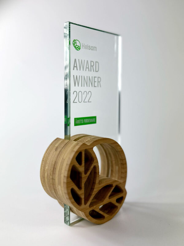 Et smukt eksempel på en specialopgave for kæden Helsam. En flot award udført i glas med uv print og logo i udskåret bambus.