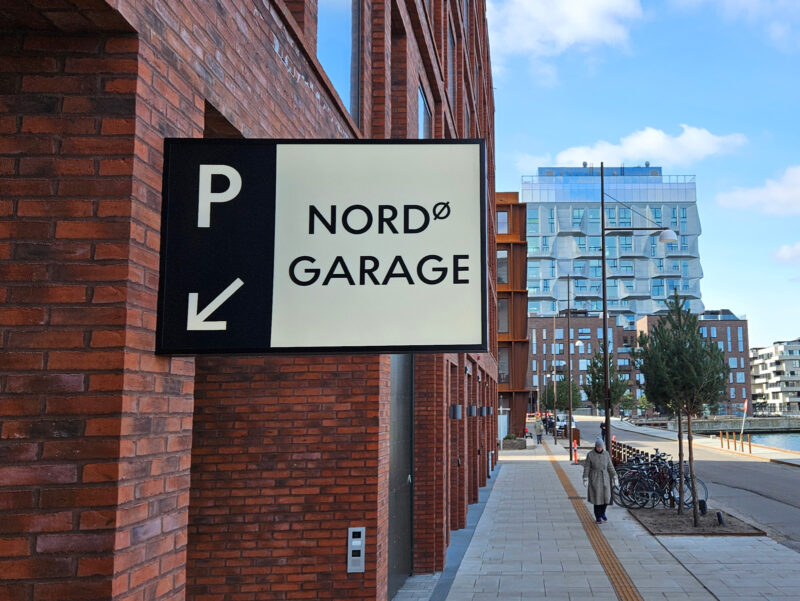 Udhængsskilt med henvisning til parkering på NordØ byggeri